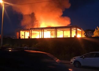 “Видно даже с Шуиста”: на Бугровке загорелся жилой дом