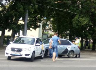 В Пензе произошла массовая авария с участием 2 автомобилей Яндекс.такси