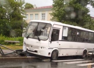 ﻿﻿На Гагарина автобус врезался в светофор