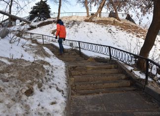 Территорию у памятника Первопоселенцу приведут в порядок