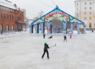 На площади им. Ленина начали заливать каток