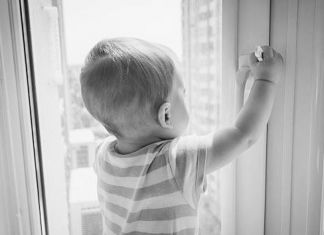Следком рассказал о состоянии 3-летней девочки, выпавшей из окна