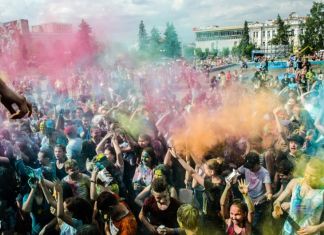 "Яркое безумие": на Фонтанной площади прошел фестиваль красок