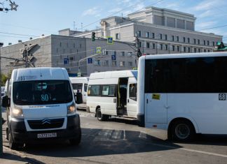 В Пензе водитель маршрутки играл в шашечки на дороге.ВИДЕО 