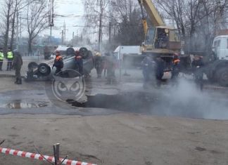 В Пензе на Аустрина автомобиль провалился под землю