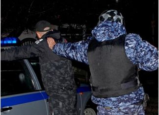 17-летний подросток с другом разбили дверь и вывеску кафе