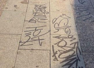 Вандалы изрисовали граффити плитку на площади Ленина