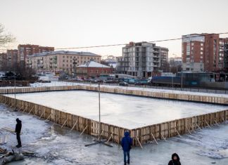 В Пензе на катке на набережной потрескался лед