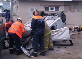 Водителя, слетевшего с Гагаринского моста, из покореженного авто доставали очевидцы