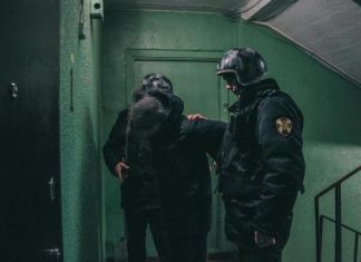 Пьяные зареченцы пытались залезть в чужую квартиру