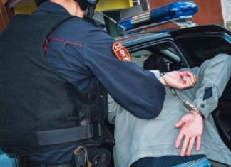 В Пензе хулиган изуродовал автомобиль на глазах у хозяйки