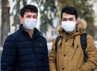 Врачи объяснили, почему не стоит носить маску на улице в мороз