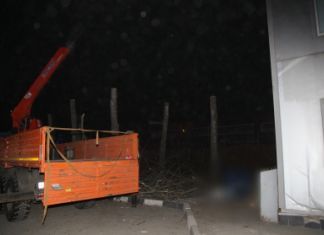 На улице Аустрина мужчина разбился насмерть, упав с крана