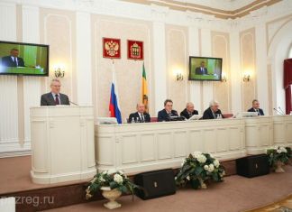 Губернатор попросил уменьшить ему зарплату