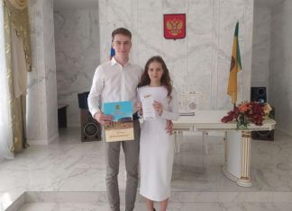 Пензенским молодоженам вручают памятки о вакцинации против COVID-19