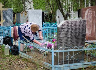 Зареченцы в день Радоницы помянули усопших на городском кладбище