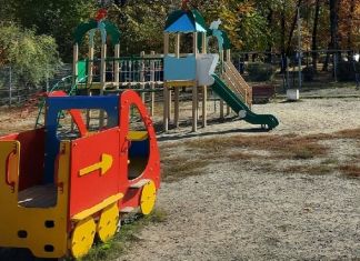 ﻿В Пензе закрыли детскую площадку в Комсомольском парке