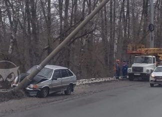 ﻿Возле Ахунского переезда автомобиль врезался в фонарный столб