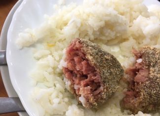 Пензенские родители опубликовали снимки сырых котлет из школьной столовой