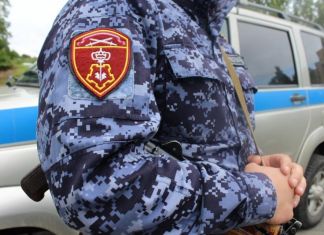 Росгвардейцы спасли мать от сына-дебошира