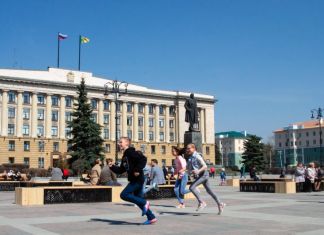 Пензенец проехался на иномарке по площади Ленина.ВИДЕО