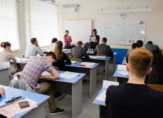 Гимназию №42 ждет проверка после жалобы на поборы