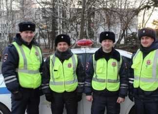 ﻿В Пензе инспекторы ДПС помогли эвакуировать жителей из горящего дома