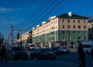 В сети обсуждают видео, на котором пензенский водитель перевел бабушку через дорогу 