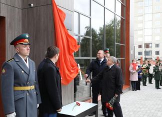 В Пензе открыли мемориальную доску Льву Ермину 