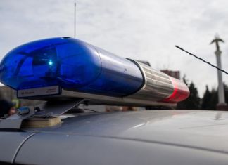 В Заречном воры сняли с фасада магазина видеокамеру