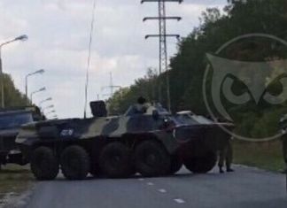 В Заречном выезд в Ахуны перекрыли БТРом 