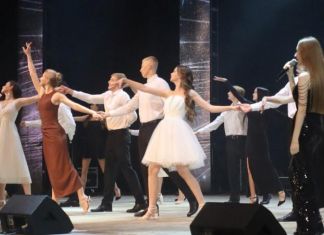 В Заречном 176 одиннадцатиклассников попрощались со школой