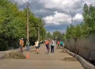В сети обсуждают видео, на котором дорожник напал на прохожего