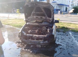 Пензенцы сняли на видео горящий автомобиль на Суворова 