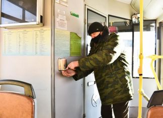 В салонах автобусов Заречного установили санитайзеры