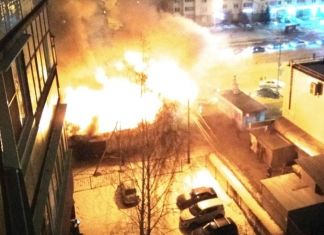 На проспекте Строителей сгорел павильон с шаурмой. ВИДЕО