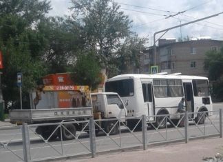 На Калинина грузовик врезался в автобус с пассажирами 