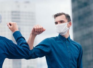 Пензенские сотрудники перестали здороваться за руку