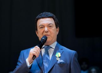 В Пензе выставили концертный костюм и любимые конфеты Иосифа Кобзона