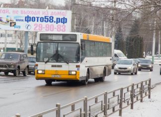 В Пензе автобус едва не сбил мужчину с ребенком, - соцсети