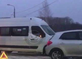 ﻿﻿В Арбеково маршрутка столкнулась с легковым автомобилем