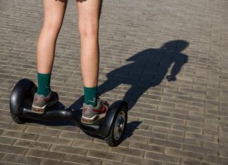 В Пензе 11-летняя девочка сломала руку, катаясь на гироскутере 