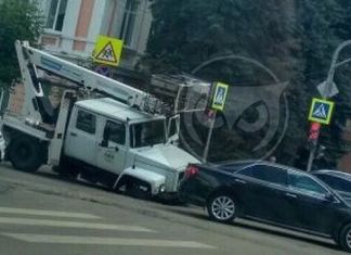 ﻿Второй пошел﻿: в центре Пензы в яму угодила еще одна машина