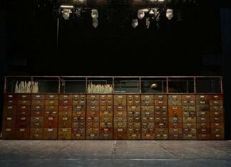 В Пензе на сцене драмтеатра поставили огромный шкаф-архив