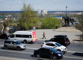 Пьяный водитель едва не сбил мать с ребенком