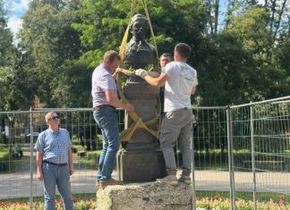 В Пензе бюст Лермонтова увезли из сквера на реставрацию