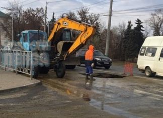 В Пензе на Суворова появилась огромная яма в асфальте