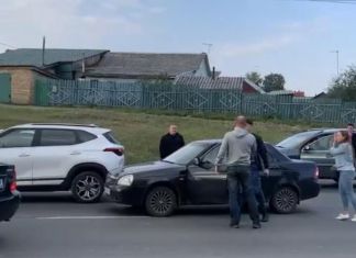 Пензенцы: водитель врезался в машину с ребенком