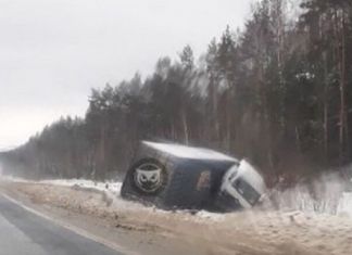 Под Пензой фура опрокинулась в кювет