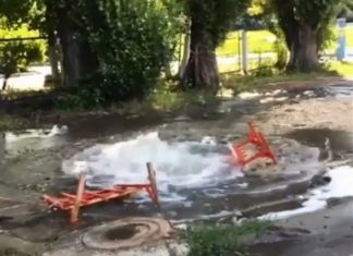 В Пензе на улице 8 марта разлилось море после прорыва трубы 